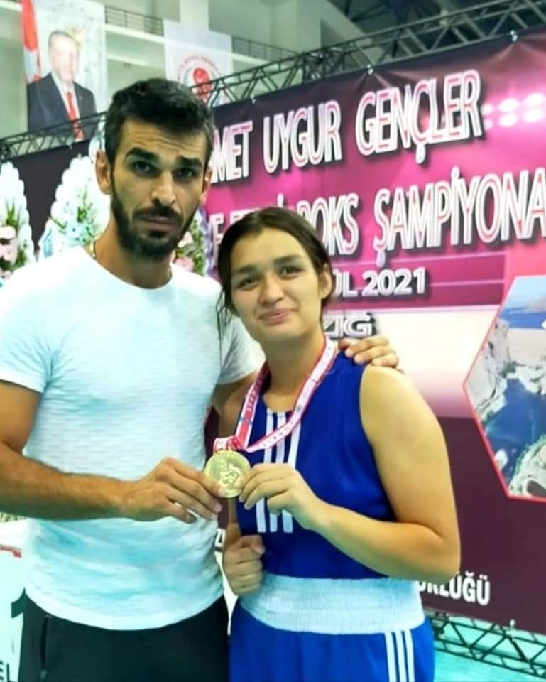 Uşaklı boksör Ayşe vurduğunu deviriyor